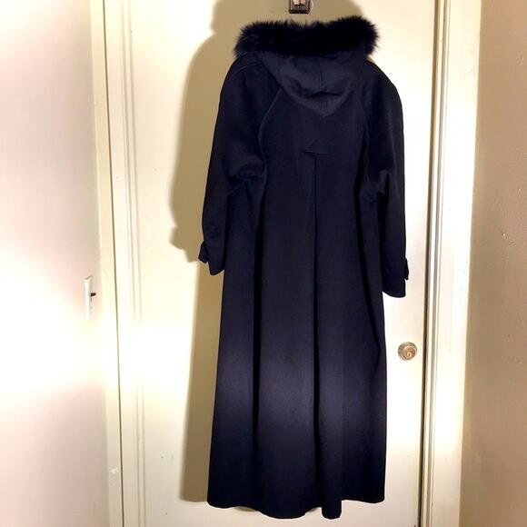 Vintage Glam Andrea Wool Maxi Coat with Fox Fur Collar. 12 - Picture 9 of 15